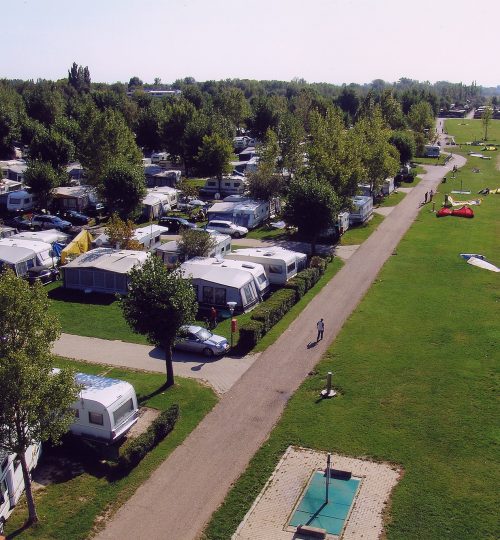 Strandcamping-Podersdorf-am-See-----Luftaufnahme-vom-Campingplatz-am-Neusiedler-See